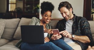 Junges-Paar-Online-Shopping - Neukundenakquise & Retention Strategien
