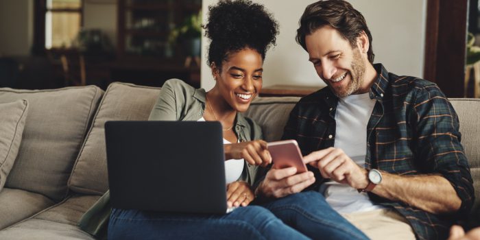 Junges-Paar-Online-Shopping - Neukundenakquise & Retention Strategien