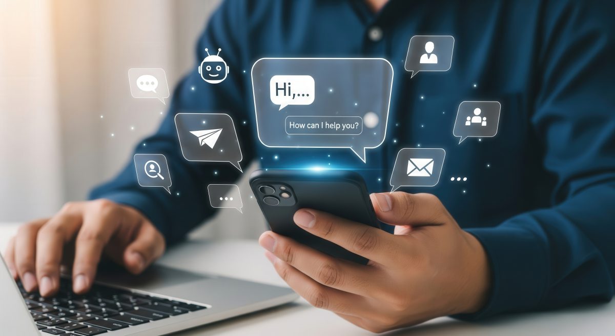 AI-Systeme (Google AI Overviews, Chatbots wie ChatGPT, Perplexity usw.) extrahieren Bausteine aus Webinhalten – nicht nur “Top 1”, sondern fundierte, direkt zitierbare Aussagen („Passage Ranking“). Person chattet auf Smartphone mit AI Chatbot für die Suche