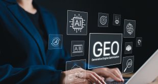 Person schreibt auf Laptop, darüber schweben Icons und groß die Abkürzung GEO