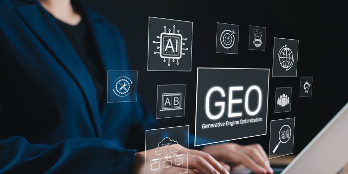 Person schreibt auf Laptop, darüber schweben Icons und groß die Abkürzung GEO