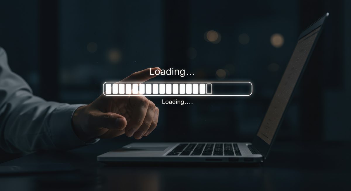 Je nach Shopware-Version gibt es spezifische Schwachstellen, die sich immer wieder als Ursache für hohe INP-Werte zeigen. Im Hintergrund ist eine Person an einem Laptop zu sehen, im Vordergrund ein zu 3/4 gefüllter Ladebalken.