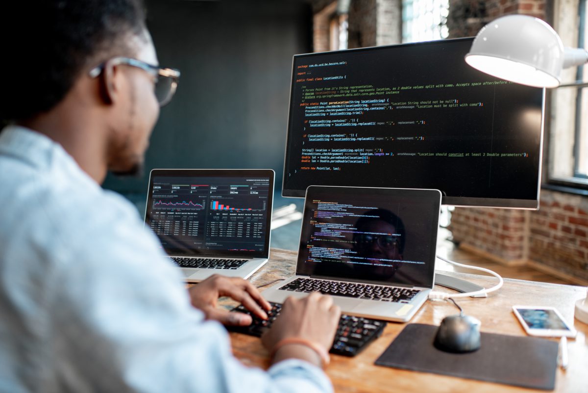 Die gute Nachricht: Fast immer gibt es Stellschrauben, an denen Sie ohne Generalumbau drehen können. Junger Programmierer schaut auf 3 Bildschirme